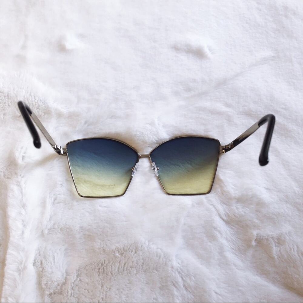 Aubrey Light Blue Gradient Oversized Sunglasses - Picture 7 of 8